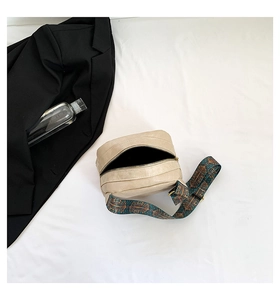 Draufsicht der beigen PU-Leder-Umhängetasche mit breitem Ethno-Stil gewebten Gurt