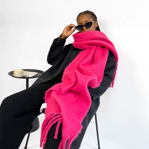 Sciarpa spessa in maglia mohair rosa fucsia con lunghe frange decorative invernali