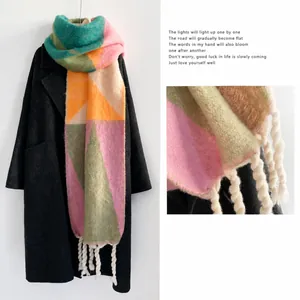 Detail van geometrische mohair sjaal met kleurrijke patchwork en franjes