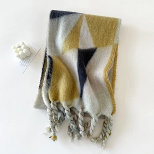 Macro-opname van geometrische mohair sjaal met dikke gebreide franjes en zachte textuur