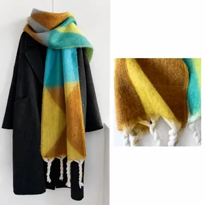 Detail van mohair sjaal met ruitpatroon, dikke textuur en witte franjekwastjes