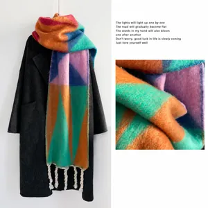 Macro-opname van kleurrijke mohair geruite sjaal met dikke kwastjes en warme textuur