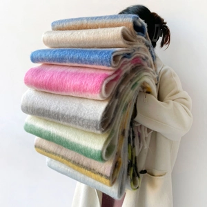 Primer plano de bufandas de mohair coloridas con flecos largos y textura suave