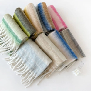 Primer plano de bufandas de estilo mohair en varios colores degradados y rayas