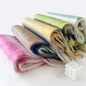 Detalle de bufandas de mohair suaves en varios colores con bordes de flecos