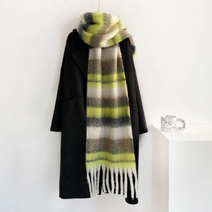 Primer plano de bufanda gruesa de mohair a cuadros con rayas de colores y flecos largos