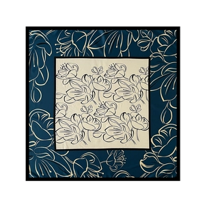 Sciarpa di seta quadrata con motivi floreali blu scuro e beige su sfondo bianco