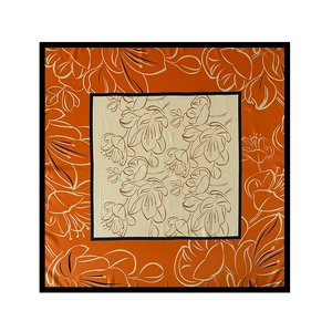 Foulard quadrato in seta arancione con motivi floreali e finitura satinata