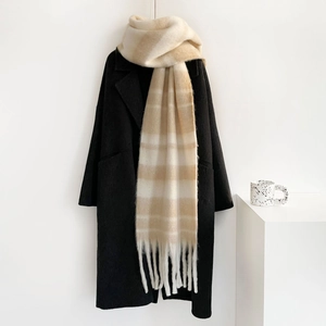 Primer plano de bufanda de mohair beige con rayas anchas y flecos largos suaves