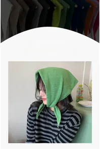 Détails de la maille et options de couleurs pour ce châle triangle doux et polyvalent