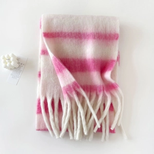 Primer plano de bufanda gruesa de mohair a rayas rosa y blanco con borlas suaves de invierno
