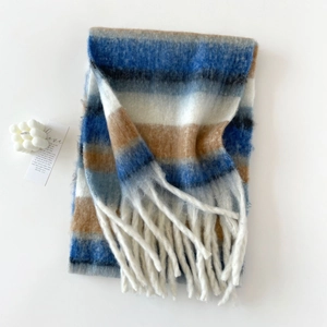 Primer plano de bufanda de mohair a rayas azules y marrones con flecos y decoración