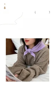 Détail de la texture d'un châle tricoté lilas noué sur un pull en maille épaisse couleur kaki