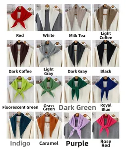 Grille montrant seize options de couleurs différentes pour l'écharpe triangle en maille
