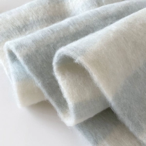 Bufanda gruesa de mohair con rayas azul claro y blanco en textura suave y esponjosa