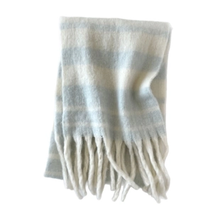 Bufanda suave de mohair a cuadros azul claro y crema con borlas gruesas de invierno