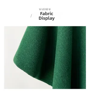 Primer plano del tejido verde oscuro con textura suave y acabado tipo cachemira fina