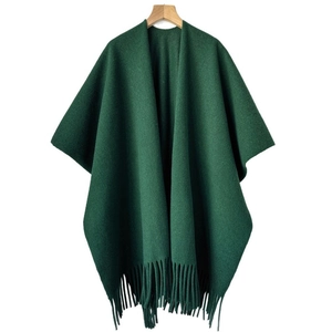 Poncho chal verde oscuro de imitación cachemira con flecos gruesos en el borde