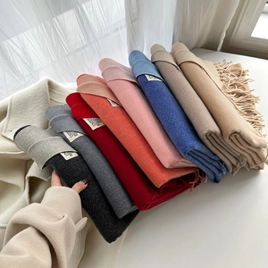 Gros plan d'écharpes colorées aspect cachemire avec des franges fines et tissu doux