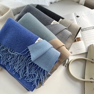 Écharpes à franges bicolores en cachemire synthétique bleu, gris et kaki empilées