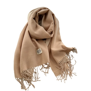 Écharpe bicolore imitation cachemire camel et beige avec franges et étiquette