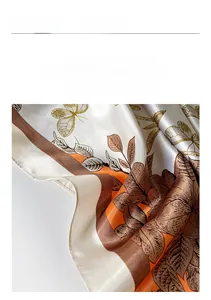 Dettaglio di un foulard in seta satinata con stampa a farfalla e trama liscia