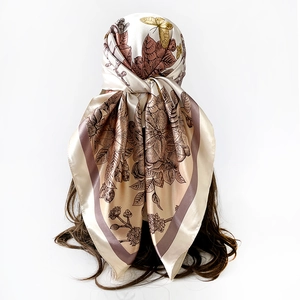 Dettaglio del foulard quadrato in raso da 90cm con stampe floreali e farfalle