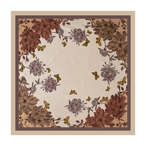 Dettaglio di un grande foulard di seta quadrato con stampe floreali vintage e farfalle