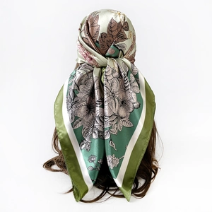 Dettaglio della stampa vintage con farfalle e fiori su un foulard in seta satinata