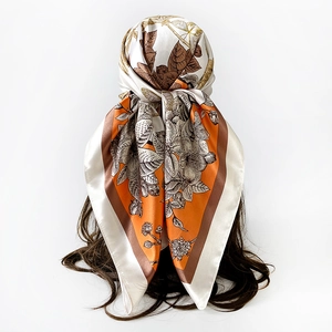 Dettaglio del foulard in raso 90cm con stampa fiori e farfalle su un manichino
