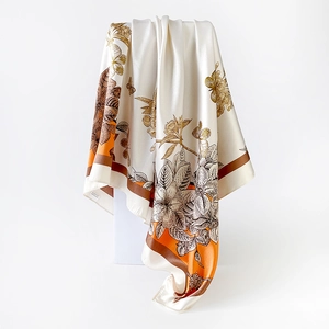 Dettaglio foulard in seta con farfalle, bordo arancione e lussuosa finitura satinata