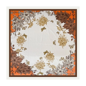 Foulard di seta quadrato con motivi di farfalle e fiori in eleganti tonalità vintage