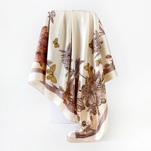Elegante foulard in seta 90cm con stampe floreali marroni e farfalle su fondo beige