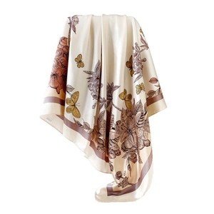Elegante foulard quadrato in seta 90cm con stampa farfalle e fiori su base beige