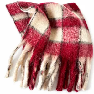Détail de l'écharpe en mohair à carreaux rouges et blancs avec texture brossée et franges