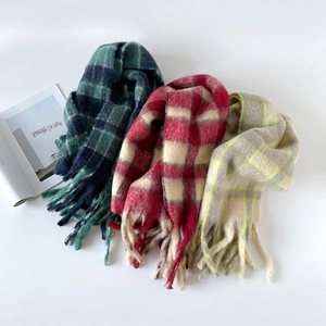 Trois écharpes épaisses à carreaux avec de longues franges en vert, rouge et beige