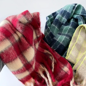 Vue détaillée d'écharpes à carreaux en mohair coloré avec texture laine et franges