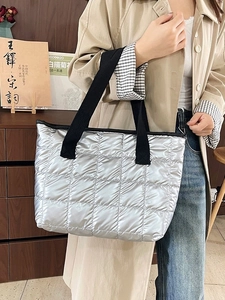 Sac fourre-tout matelassé argenté à grande capacité avec des poignées noires pour le bureau