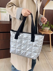 Sac fourre-tout matelassé argenté avec anses noires, style mode de grande capacité