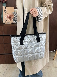Grand sac fourre-tout matelassé argenté avec bandoulières noires pour un usage quotidien