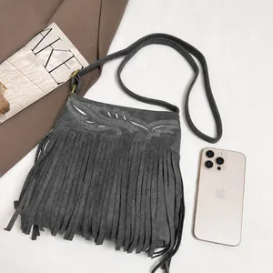 Comparación de tamaño de bolso bandolera de ante gris con flecos y bordado