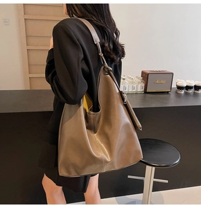 Détail de ce sac cabas en cuir marron souple avec sa doublure intérieure jaune éclatante