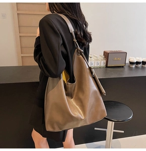 Détail du cabas taupe avec surpiqûres blanches et doublure jaune contrastante