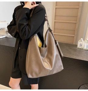Détail du sac hobo gris-brun avec doublure jaune contrastée et petite pochette