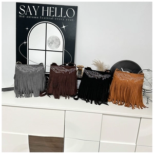 Grupo de cuatro bolsos bohemios con flecos de ante en colores gris, marrón, negro y canela