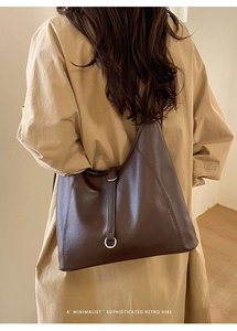Détail du grand sac cabas marron vintage avec texture mate et boucle métallique argentée