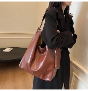 Détail du sac cabas en cuir marron caramel avec surpiqûres blanches et pochette amovible