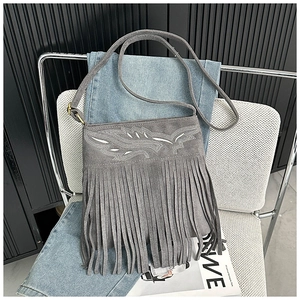 Détail du sac bandoulière gris givré avec broderie de feuilles et longues franges