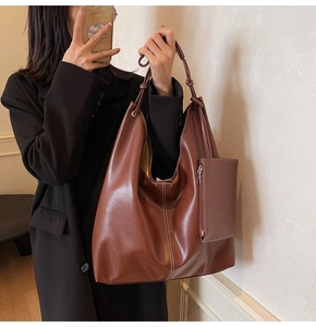 Détail du grand sac cabas hobo marron avec surpiqûres blanches et petite pochette zippée