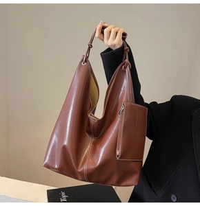 Vue détaillée du sac cabas marron rouge avec mini porte-monnaie et texture de cuir lisse